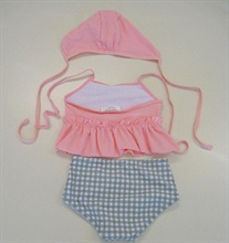 香港海关今日（八月十四日）提醒市民留意两款不安全儿童泳衣套装及一款不安全儿童泳裤，测试结果显示泳衣套装的绳带和泳裤的拉绳有导致儿童窒息及受伤的潜在危险。图示其中一款怀疑不安全的儿童泳衣套装。