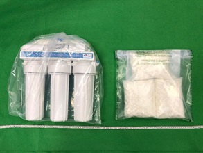 香港海關七月三十日在香港國際機場檢獲約二點五公斤懷疑可卡因，估計市值約二百五十萬元。圖示檢獲的懷疑可卡因及用作收藏毒品的濾芯。