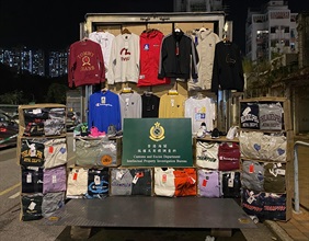 香港海關昨日（一月十一日）採取特別行動，打擊售賣冒牌物品活動，檢獲約一千九百件懷疑冒牌物品，估計市值約七十八萬元。圖示部分檢獲的懷疑冒牌物品。