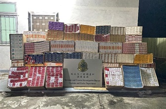 Hong Kong Customs yesterday (September 1) raided a suspected illicit cigarette storehouse in Yuen Long and seized about 960 000 suspected illicit cigarettes with an estimated market value of about $2.6 million and a duty potential of about $1.8 million. Photo shows the suspected illicit cigarettes seized.
