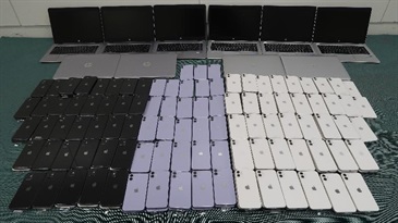 Hong Kong Customs yesterday (September 2) seized a batch of suspected smuggled goods including 660 smartphones and 10 notebook computers with an estimated market value of about $3.3 million at Lok Ma Chau Control Point. Photo shows suspected smuggled smartphones and notebook computers seized.