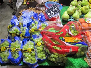 Hong Kong Customs recently conducted territory-wide spot checks and test purchases at fruit retail shops and arrested four people for contravening the Trade Descriptions Ordinance by selling fruits with suspected false claims of origin. A batch of fruits with a total retail value of about $2,500 was also seized. Photo shows grapes with a suspected false claim of origin sold at a fruit retail shop.