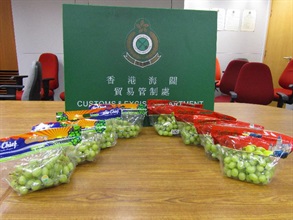 Hong Kong Customs recently conducted territory-wide spot checks and test purchases at fruit retail shops and arrested four people for contravening the Trade Descriptions Ordinance by selling fruits with suspected false claims of origin. A batch of fruits with a total retail value of about $2,500 was also seized. Photo shows some of the grapes with a suspected false claim of origin seized.