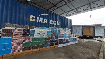 Hong Kong Customs seized about 23 million suspected illicit cigarettes with an estimated market value of about $63 million and a duty potential of about $44 million in Yuen Long and Tuen Mun on September 4 and yesterday (September 5). This is the sixth illicit cigarette case effected by Customs so far this year with seizures exceeding 10 million. Photo shows the suspected illicit cigarettes seized on September 4.