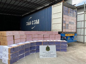 Hong Kong Customs seized about 23 million suspected illicit cigarettes with an estimated market value of about $63 million and a duty potential of about $44 million in Yuen Long and Tuen Mun on September 4 and yesterday (September 5). This is the sixth illicit cigarette case effected by Customs so far this year with seizures exceeding 10 million. Photo shows the suspected illicit cigarettes seized yesterday.