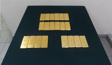 香港海關昨日（九月十日）在落馬洲管制站破獲今年第二宗走私黃金案，檢獲二十塊懷疑走私黃金，共重約二十公斤，估計市值約一千萬元，這亦是海關在過去一星期內再破獲的走私黃金案件。圖示檢獲的懷疑走私黃金。