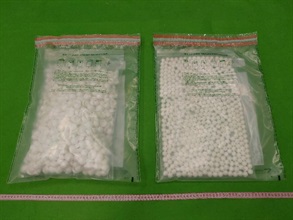 香港海關於九月五日檢查一件從加拿大到港的空運包裹，發現約一公斤懷疑可卡因收藏於一批發泡膠珠內，市值約一百四十萬元。圖示檢獲的懷疑可卡因。