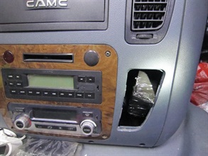 海關於駕駛室控制台內檢獲的電腦硬盤及記憶體。