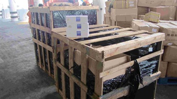Customs officers yesterday morning (August 20) intercepted a cross-boundary logistics container truck at Lok Ma Chau Control Point and seized about 0.42 million sticks of duty-not-paid cigarettes concealed in two wooden boxes.