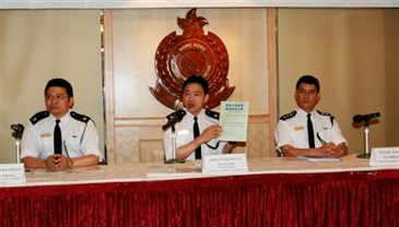 (From left) Deputy Head of Control Points Command (Operations), Mr Chow Chi-kwong; Senior Staff Officer (Dutiable Commodities Administration), Mr Albert Ho; and Divisional Commander of Air Passenger Division, Mr Chik Bun-hung, today (March 28) holding a press conference to explain the details of the revised duty-free concessions, which will be implemented with effect from April 1, 2007.