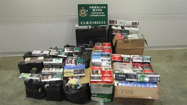 Customs officers seized about $0.255 million worth of illicit cigarettes in an inbound private car yesterday (August 14).