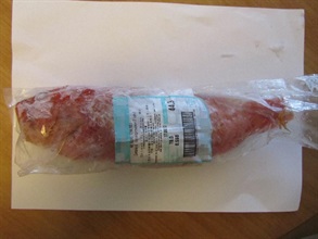 A chain supermarket today (August 6) was fined $10,000 for supplying a chilled fish with a false trade description in contravention of the Trade Descriptions Ordinance. Photo shows the chilled fish with a label marked "chilled leopard coralgrouper" in the case. The fish was in fact a white-edged lyretail.