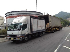 Hong Kong Customs yesterday (September 19) swooped on an illicit cigarette smuggling syndicate in Tsing Yi. Picture shows vehicles involved in the case.
