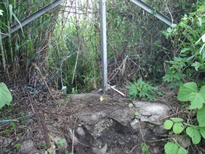 A syndicate smuggled goods into the Mainland through an opening on the meshed fence at the frontier closed area.
