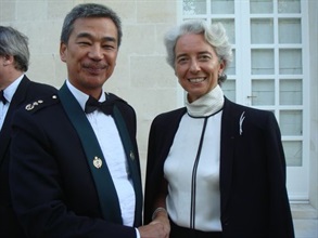 Commissioner of Customs and Excise, Mr Timothy Tong, is leading a delegation to visit France and the Netherlands between 18 and 22 June 2007. Whilst in France, he met with Madam Christine Lagarde, French Minister for Agriculture and Fisheries at Bordeaux. He also discussed with Bordeaux Customs and international wine traders ways and means to promote Hong Kong as a wine hub.<br />Commissioner Tong and Head of Dutch Customs Administration, Mr Willy Rovers (left, front row), represented their respective administrations in signing the "Arrangement on Technical Cooperation" in Hague, the Netherlands yesterday (June 20).