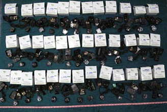 海關人員昨日（十月十三日）檢獲三十七包藏於手提電話充電器內的海洛英。