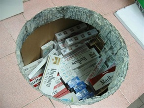 海关人员在深水埗一间士多后铺的灶底检获24,000支未完税香烟，市值36,000元，应课税值19,000元。2