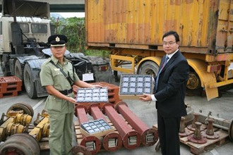 The Divisional Commander (Lok Ma Chau (Operations)), Mr Benson Lee (left), and the Group Head (Intelligence Coordination), Mr Sin Wai-sun (right), with the seizure of smuggled nickel and LCD display for mobile phone.