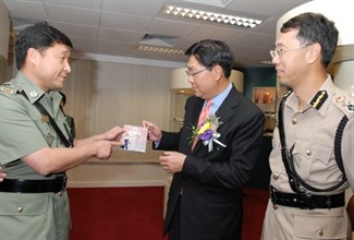 The Secretary for Commerce and Economic Development, Mr Frederick Ma (centre), today (October 30) is briefed on Customs stringent enforcement actions, including the first-ever successful criminal prosecution against distribution of infringing copyright works by BT on the Internet.<br />He is accompanied by Commissioner of Customs and Excise, Mr Richard Yuen (right).