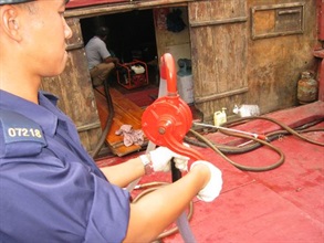 海关人员昨晚(十一月七日)在一项打击海路走私行动中，检获约23,000公升未列载货舱单红油，约值115,000元。