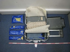 海關人員於二○○七年十一月十四日在機場拘捕一名43歲馬來西亞男子，檢獲約2.19公斤海洛英，市值125萬元。