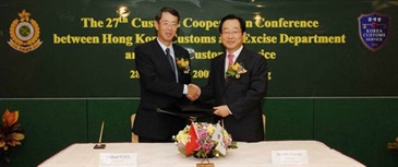 香港海关关长袁铭辉和韩国海关关长成允甲今日（十一月二十八日）在香港举行的周年合作会议上签订协议，加强两地海关合作。