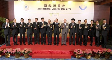 The Convenor of the Non-official Members of the Executive Council, Mr Lam Woon-kwong (seventh left), and the Commissioner of Customs and Excise, Mr Clement Cheung (centre), propose a toast at the 2013 International Customs Day reception today (January 25). Joining them are the Vice Minister of the General Administration of Customs of the People's Republic of China (PRC) and Director General of the Guangdong Sub-Administration of the General Administration of Customs of the PRC (GSGAC), Mr Lu Bin (sixth left); the Secretary for Security, Mr Lai Tung-kwok (seventh right); the Director General of Shenzhen Customs District, Mr Li Shuyu (sixth right); the Director General of the Macao Customs Service, Mr Choi Lai-hang (fifth left); the Deputy Director General of the GSGAC, Mr Chen Jianwen (fifth right); and the directorate of Hong Kong Customs.