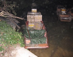 行动中，在红树林内发现载有多箱货物的木船。