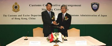 Commissioner of Hong Kong Customs and Excise Department, Mr Richard Yuen (left), and Director-General of Japan Customs and Tariff Bureau, Mr Yukiyasu Aoyama, at the Customs Co-operative Arrangement Signing Ceremony.<br />The Hong Kong Customs and Excise Department and the Customs Administration of Japan pledge to strengthen co-operation in fighting transnational customs crimes by signing the Customs Co-operative Arrangement.
