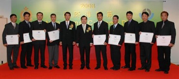Secretary for Justice, Mr Wong Yan Lung, SC (sixth right), and Commissioner of Customs and Excise, Mr Richard Yuen (seventh right) with the Hong Kong Customs officers who are awarded the World Customs Organization Certificates of Merit for their significant contributions towards combating illicit drug trafficking.