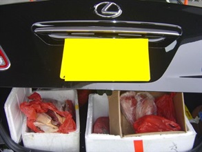 检获的非法进口猪肉和鲜鹅。
