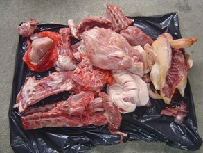 檢獲的非法進口豬肉和鮮鵝。2