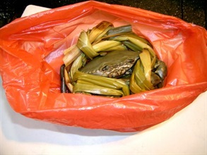 Photo shows the crab purchased by officers of the Customs and Excise Department in a marketplace in Mong Kok in January.<br />According to the examination results of the Government Laboratory, the net weight of the crab was less than the purporting weight. The difference was nearly 47 per cent.