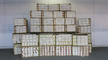 香港海關於剛過去一周在落馬洲管制站接連檢獲多批懷疑沒有根據及按照有效進口許可證進口的藥物，估計市值共約六百四十一萬元，並拘捕七名司機及五名收貨人。圖示在九月二十五日檢獲的懷疑非法進口藥物。