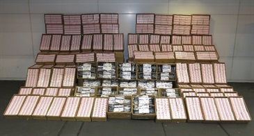 香港海關於剛過去一周在落馬洲管制站接連檢獲多批懷疑沒有根據及按照有效進口許可證進口的藥物，估計市值共約六百四十一萬元，並拘捕七名司機及五名收貨人。圖示在九月二十七日檢獲的懷疑非法進口藥物。