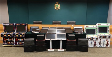 香港海关于十二月二日至九日一连八日在全港多个地区采取代号「喜鹊」的执法行动，除打击市面售卖侵权卡拉OK播放机，以及派对房间经营者在业务过程中提供侵权卡拉OK歌曲予顾客使用的违规活动，亦联同警方巡查派对房间，确保处所负责人和顾客遵守防疫规例。图示海关于行动期间检获的部分怀疑载有侵权歌曲的卡拉OK播放机及怀疑载有盗版电子游戏的游戏机套装。