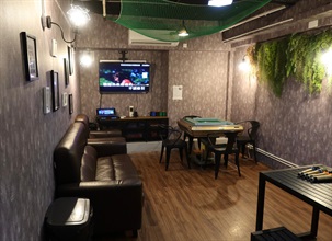 香港海关于十二月二日至九日一连八日在全港多个地区采取代号「喜鹊」的执法行动，除打击市面售卖侵权卡拉OK播放机，以及派对房间经营者在业务过程中提供侵权卡拉OK歌曲予顾客使用的违规活动，亦联同警方巡查派对房间，确保处所负责人和顾客遵守防疫规例。图示海关联同警方巡查的其中一间派对房间。