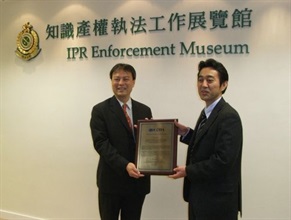 The Head of Intellectual Property Investigation Bureau, Mr Ben Ho (left), today (March 19) on behalf of the Hong Kong Customs and Excise Department receives an appreciation plaque from the Chairman of the Content Japan Mark Committee, Mr Takero Goto, for the department’s anti-piracy enforcement in the protection of the copyrighted Japanese music, films and TV programmes.<br />With the assistance of the Content Japan Mark Committee, a subsidiary of the Content Overseas Distribution Association, Hong Kong Customs launched a series of enforcement actions last month (February), targeting the sale of pirated optical discs of Japanese copyright works. A total of 10,630 pirated optical discs, worth $240,000, were seized. Three persons were arrested.