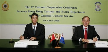 The Commissioner of Hong Kong Customs and Excise, Mr Richard Yuen (left), and the Comptroller of New Zealand Customs Service, Mr Martyn Dunne, sign a joint communiqué for closer co-operation in a biennial meeting between the two administrations in Hong Kong.