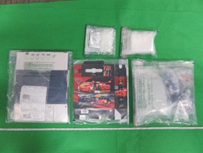 香港海关十月八日在香港国际机场检获约五百克怀疑可卡因，估计市值约八十三万元，并于昨日（十月十五日）于黄大仙拘捕两人。图示案中拼图盒和怀疑可卡因。