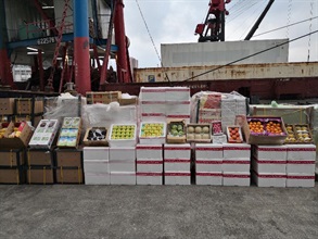 Hong Kong Customs detected a suspected smuggling case using cargo vessel, barges and tugboats off Lung Kwu Chau on October 15. Preliminary figures show that about 240 tonnes of suspected smuggled frozen meat and 600 cartons of fruit with a total estimated market value of about $20 million were seized. Picture shows the fruit seized.