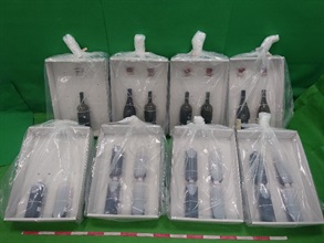 香港海關昨日（十月十七日）在香港國際機場檢獲約十二公斤懷疑液態可卡因，估計市值約二千萬元。圖示檢獲的懷疑液態可卡因。