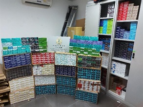 Hong Kong Customs has mounted a special operation codenamed "Sunny III" in the past month to combat smuggling of illicit heat-not-burn (HNB) products into Hong Kong. A total of 47 cases were detected across the territory and about 930 000 suspected illicit HNB products and about 220 000 suspected illicit cigarettes were seized with an estimated market value of about $3.2 million and a duty potential of about $2.2 million. Seventeen persons were arrested. Photo shows some of the seized suspected illicit HNB products and suspected illicit cigarettes in Kwai Chung.
