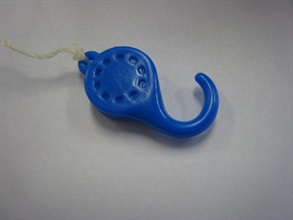玩具釣竿上的釣鉤內藏磁石，容易被扯落。