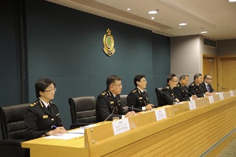 香港海关关长张云正（中）与海关首长级人员今日（二月六日）总结二○一二年部门工作。