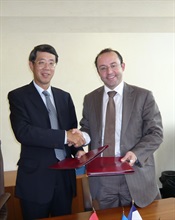 香港海關關長袁銘輝(左)昨日（十月十四日）在法國巴黎代表香港海關與法國海關關長 Jérôme Fournel(右)簽署新修訂的合作安排。