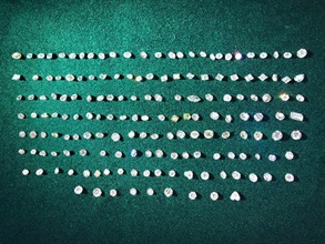 香港海關昨日（十一月二十六日）在香園圍管制站檢獲一百六十二粒懷疑走私鑽石，估計市值約六百四十萬元。這是海關過去三年破獲最大宗的走私鑽石案件。圖示檢獲的懷疑走私鑽石。