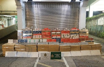 Hong Kong Customs yesterday (December 2) seized about 420 000 suspected illicit cigarettes with an estimated market value of about $1.2 million and a duty potential of about $800,000 at Man Kam To Control Point. Photo shows the suspected illicit cigarettes seized.