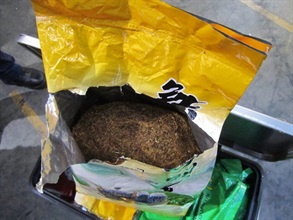 Hong Kong Customs yesterday (March 21) seized a total of 160 kilograms of illicit tobacco inside an export consignment at the Hong Kong International Airport Super Terminal 1. The illicit tobacco, packed in tea tinfoil bags, was concealed inside 10 stainless steel litter bins.
