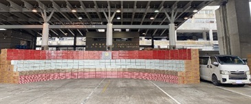 Hong Kong Customs yesterday (November 22) raided a suspected illicit cigarette storehouse in Tuen Mun and seized about 27 million suspected illicit cigarettes with an estimated market value of about $76 million and a duty potential of about $52 million. Photo shows some of the suspected illicit cigarettes seized and the detained light goods vehicle.